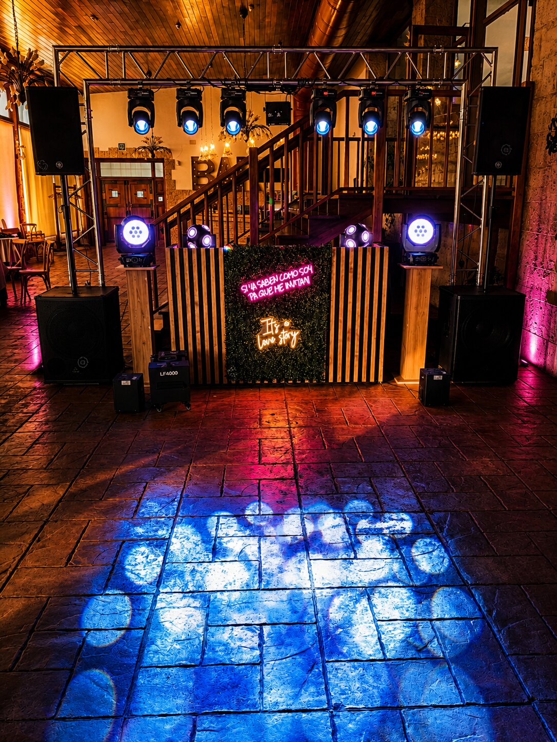 Cabina de DJ Sonoralia Experience amb il·luminació d'escenari i neó